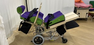 내리지 않고 위생관리가 가능한 수동휠체어가 제작되었습니다!